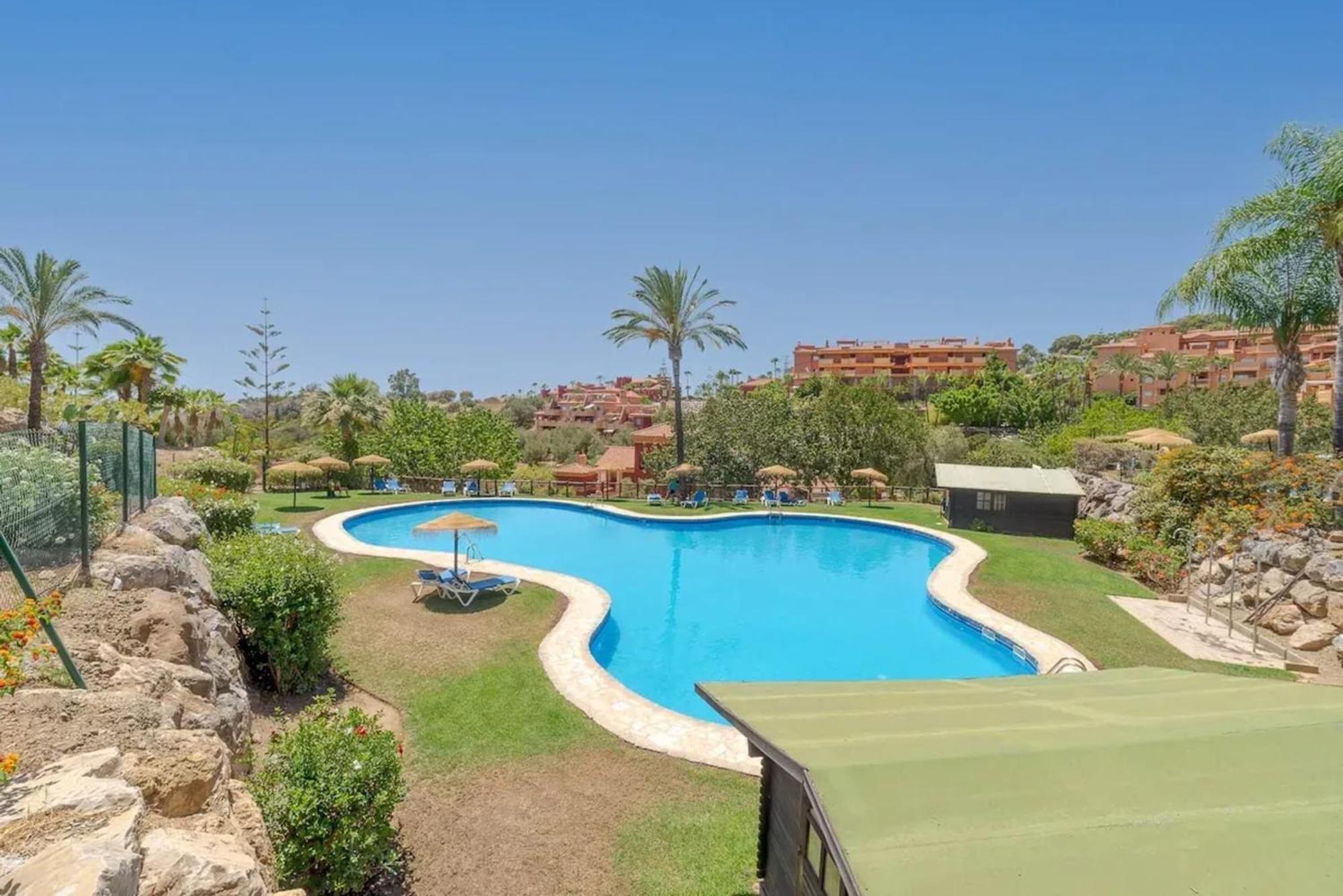 Stunning 5 Minutes From The And Golf! Apartment