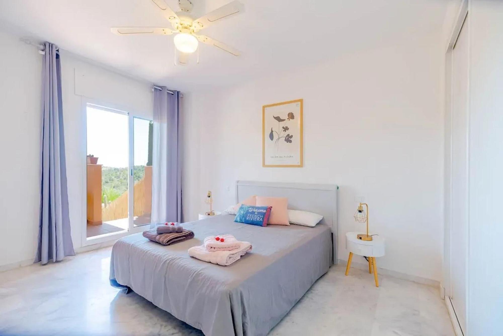 Stunning 5 Minutes From The And Golf! Apartment